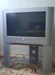 Sony TV og TV-bord selges