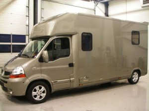 livestock truck transporting horses renault dci