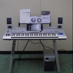 Yamaha Tyros 4 61 Key Arranger Workstation Keyboard w stand speakers